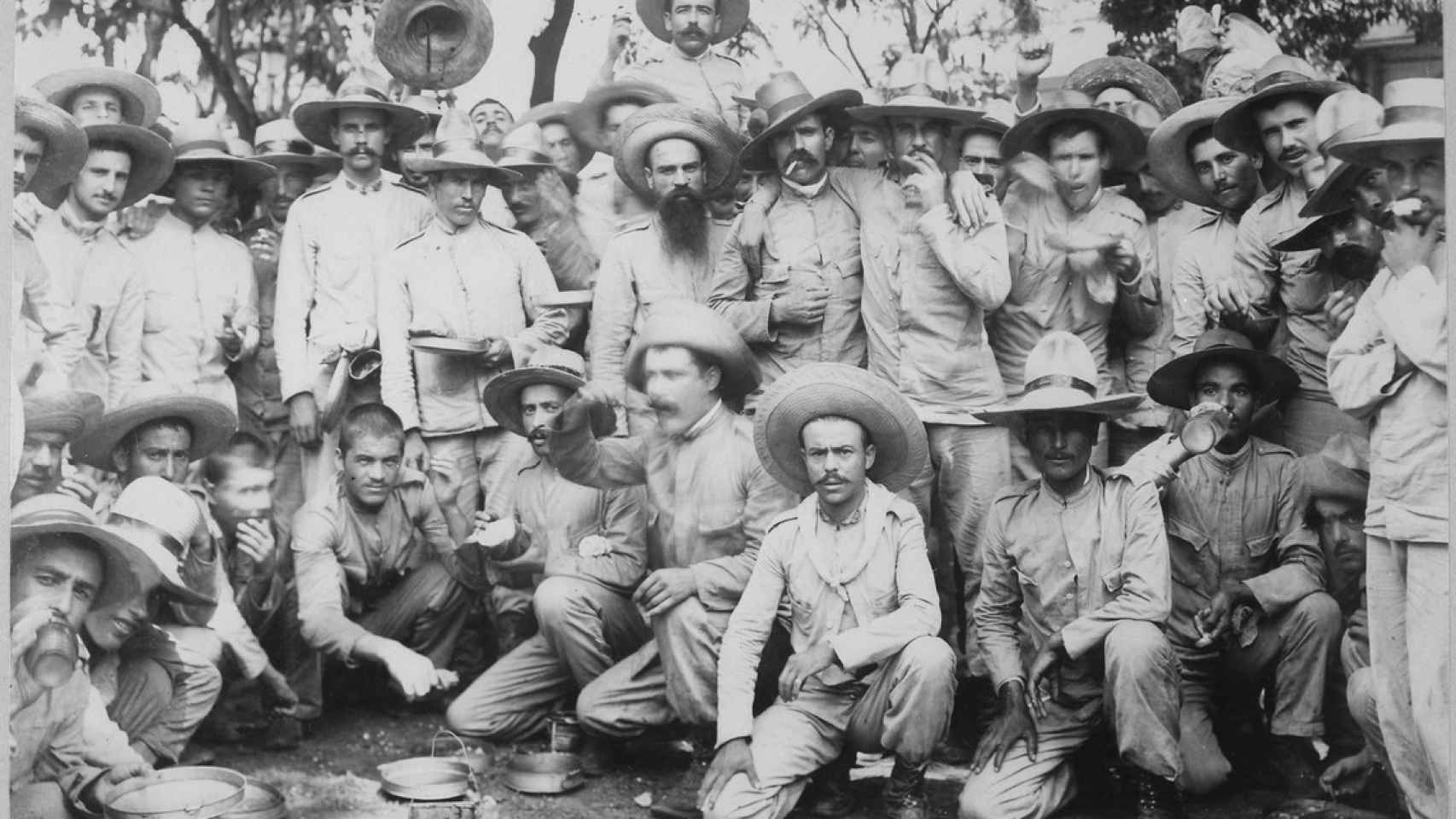Prisioneros de guerra españoles en manos estadounidenses en Manila tras la capitulación de la capital filipina.