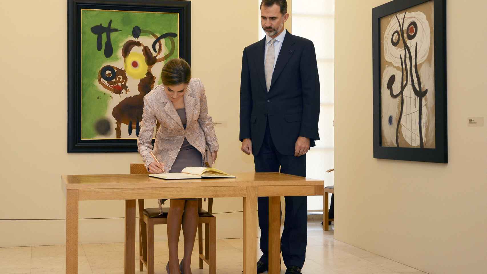 Casi simultáneamente, los reyes visitaban la exposición de Miró en Oporto.