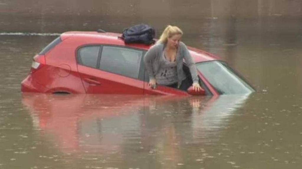 Cuatro emite en directo como una mujer se ve atrapada por una inundación