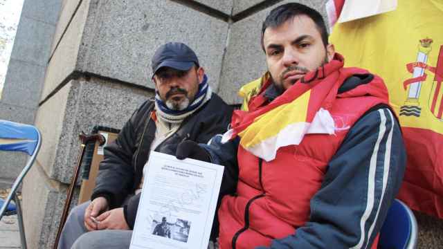 Andrés Merino (i) e Iván Ramos (d) llevan una semana durmiendo a las puertas del Ministerio.
