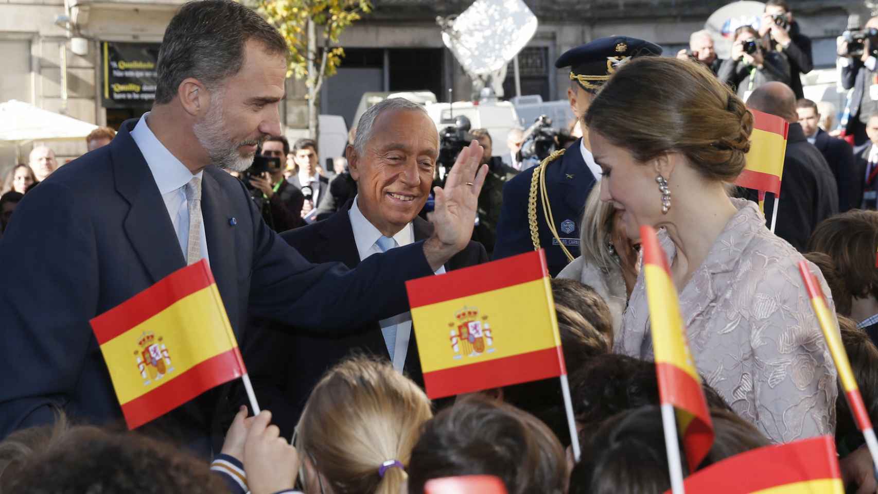 Los reyes, este lunes en Guimaraes junto al presidente de la república portuguesa.