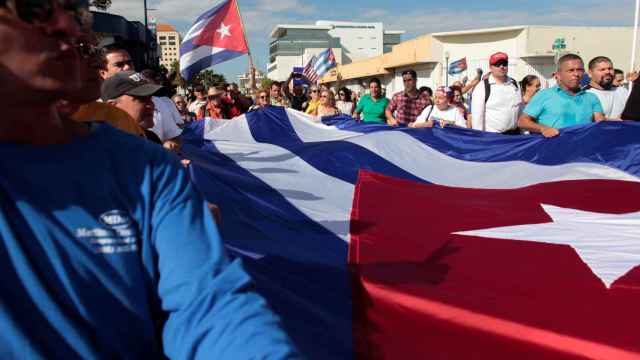 Opositores cubano en Miami celebran la muerte de Fidel Castro.