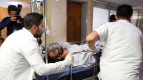El futbolista Alan Ruschel, atendido en el hospital.