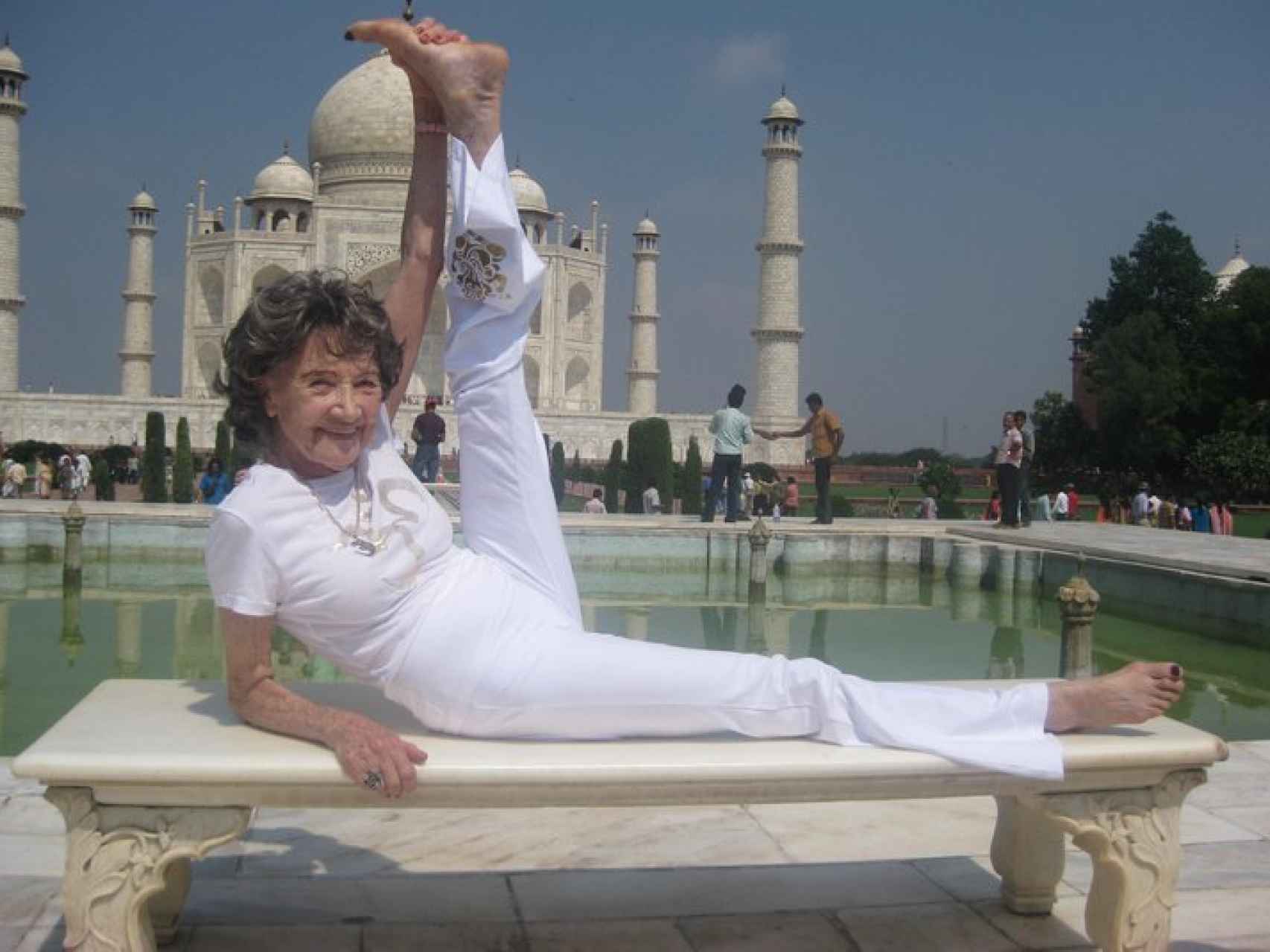Tao Porchon-Lynch levanta la pierna ante el Taj Mahal