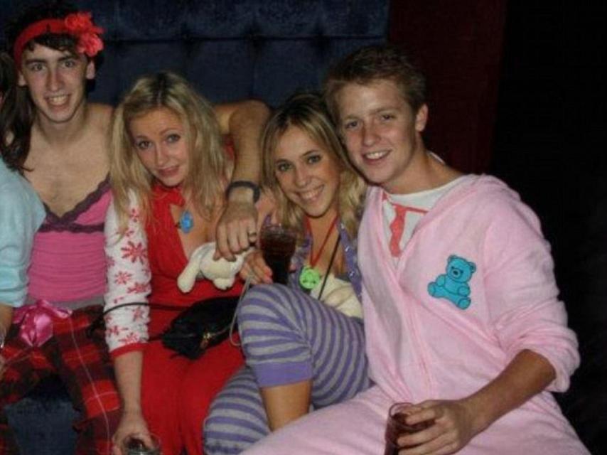 Hugh Grosvenor junto a un grupo de amigas en su fiesta de cumpleaños.