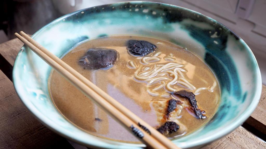 Cuenco de ramen casero con setas