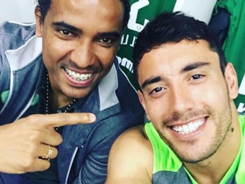 Alan Ruschel (dcha) junto a un compañero de equipo tras su vuelta a los terrenos de juego después de una lesión.