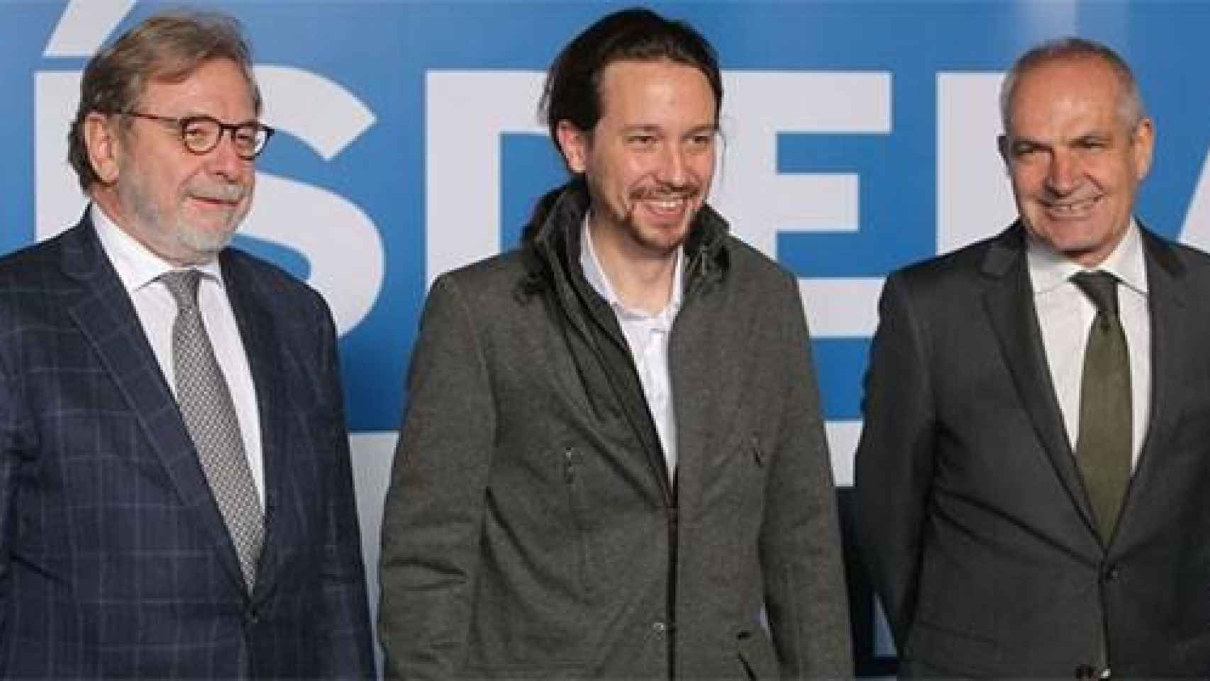 Juan Luis Cebrián (presidente ejecutivo de Prisa), Pablo Iglesias (Podemos) y Antonio Caño, director de El País.