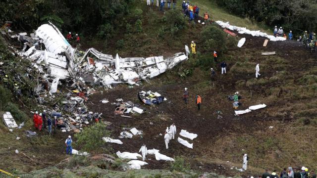 El avión destrozado.