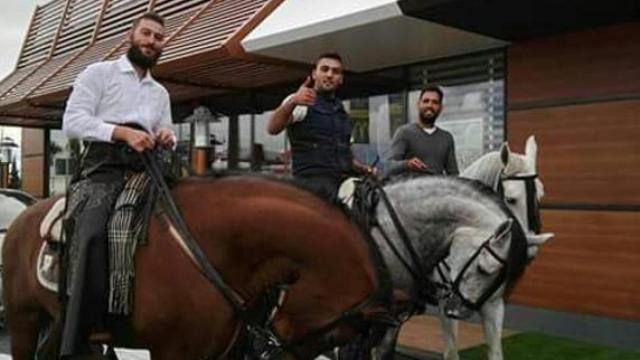 Aquí, los jinetes posando después de pedir en el conocido restaurante.