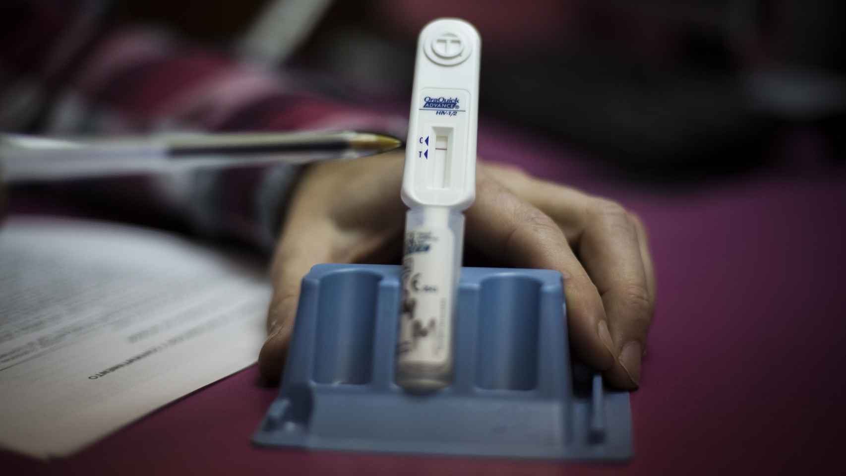 La prueba del VIH, revelando el resultado del test.