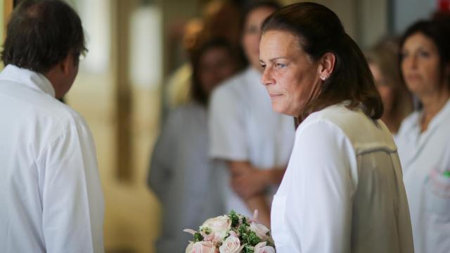 Estefanía de Mónaco en una visita oficial que realizó a un hospital hace unos meses.