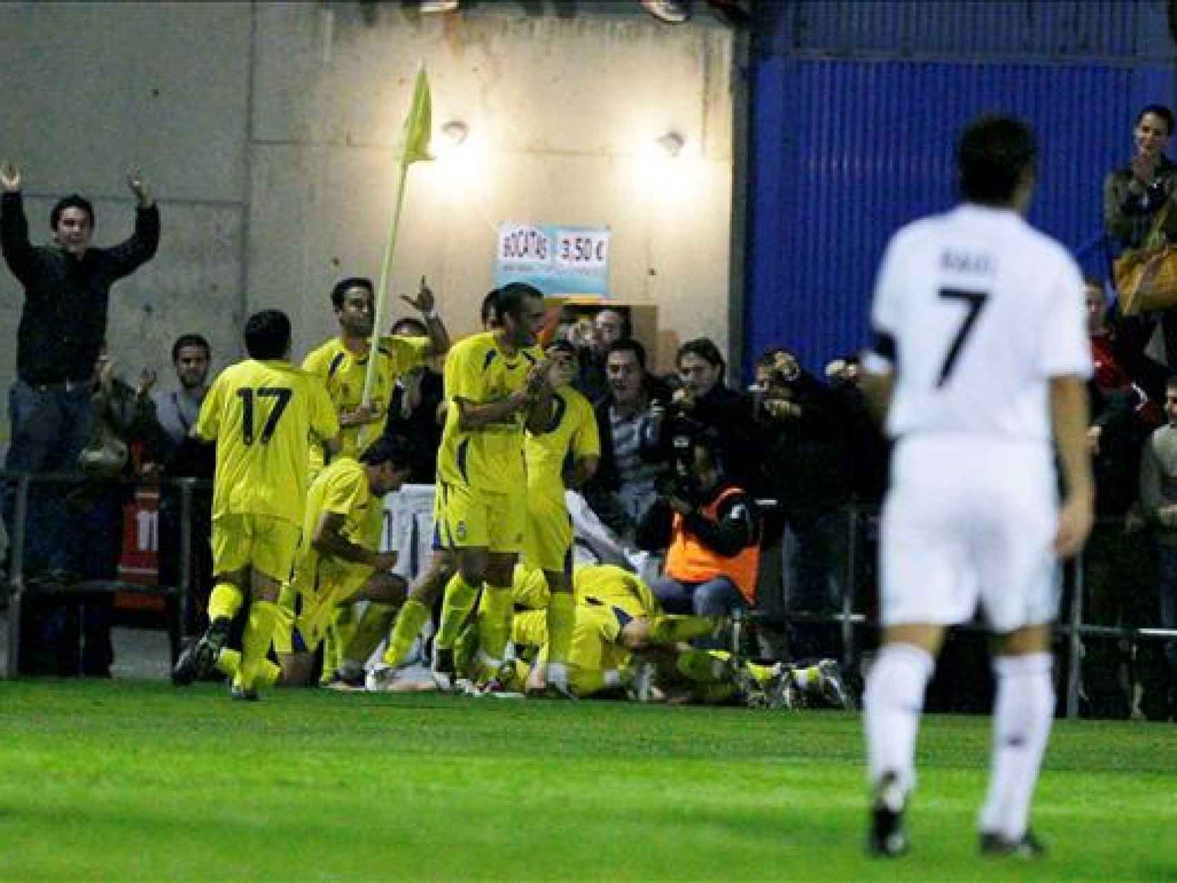 Los jugadores del Alcorcón celebran un gol ante el Madrid en 2009.
