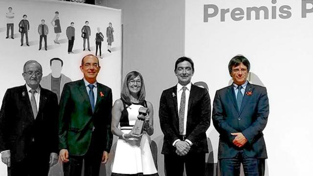 El director de Mútuacat, Ricard Macià (2º por la izda), y el presidente Puigdemont (1º por la dcha), en los Premios Pyme.