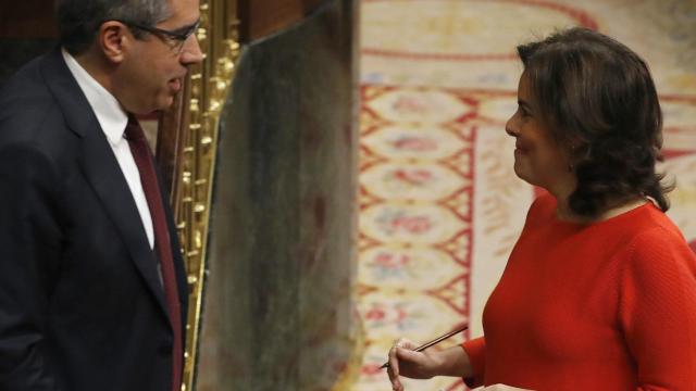 La vicepresidenta junto con Francesc Homs hoy en el Parlamento.