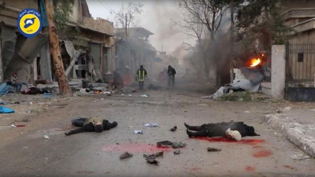 Algunos de los cadáveres tras los bombardeos ocurridos en el este de Alepo.