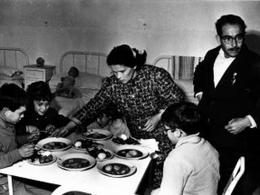 El matrimonio dando de comer a algunos de sus hijos.