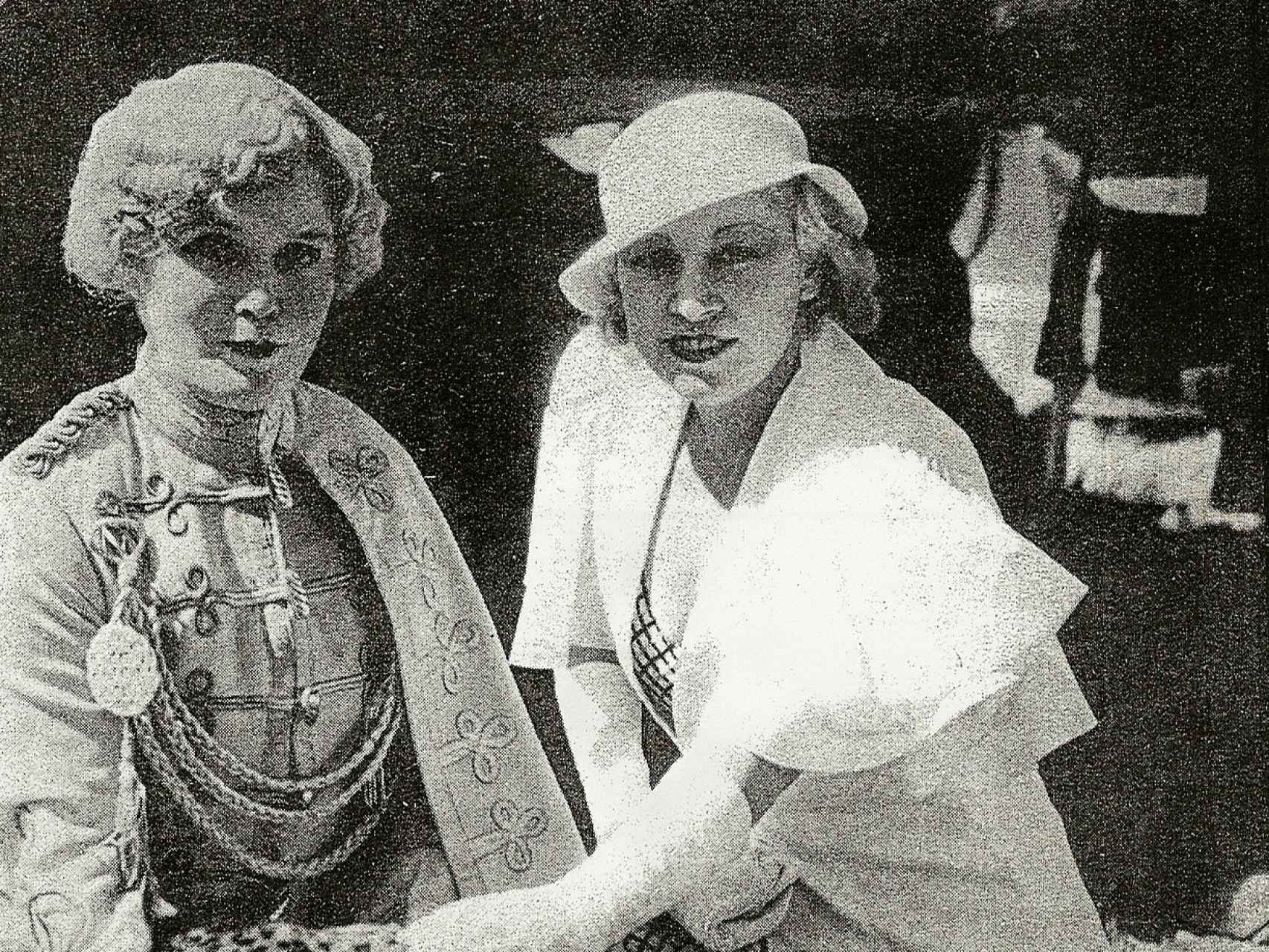 Mabel Stark junto a Mae West en 1933.