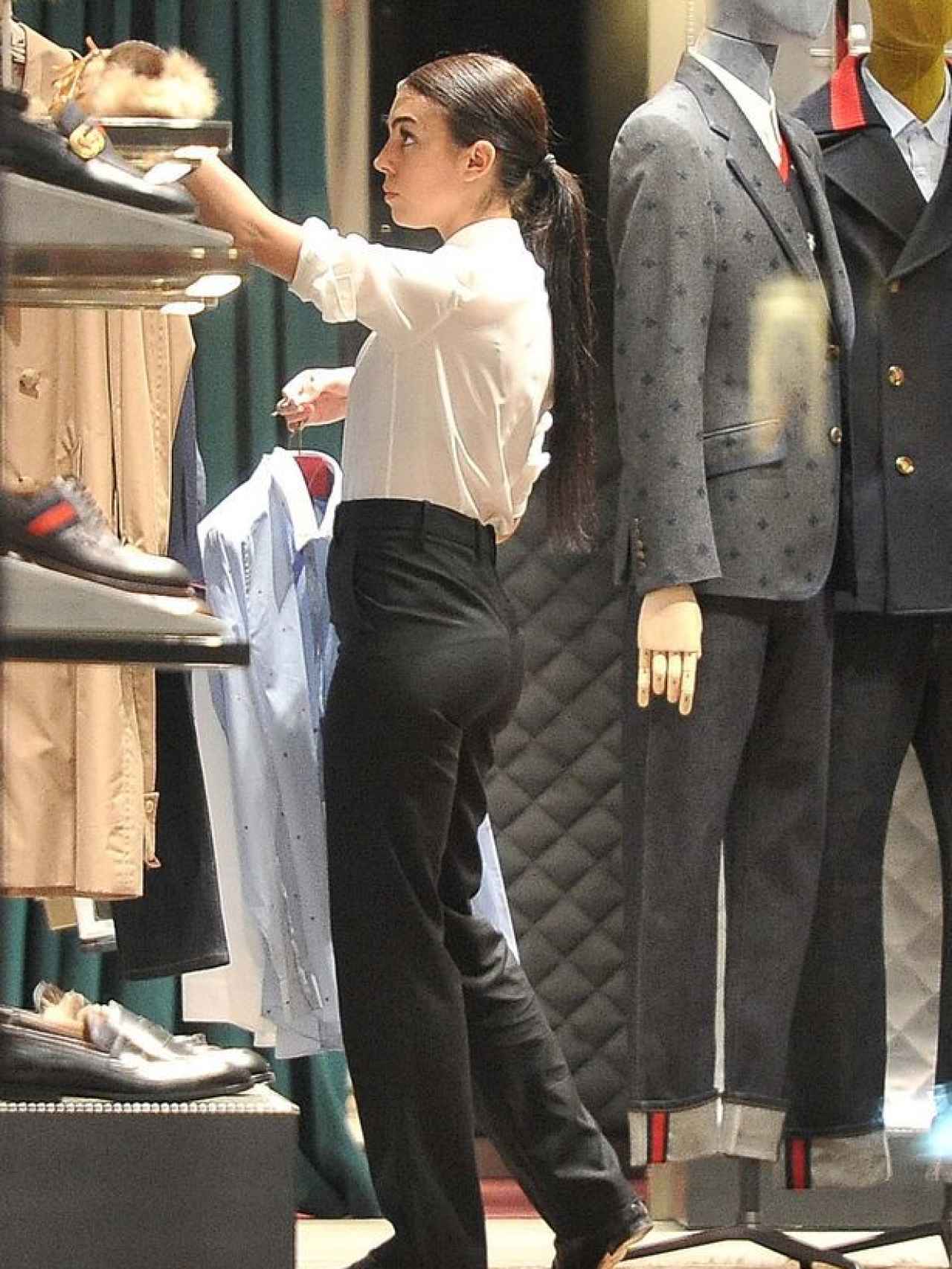 Georgina colocando prendas en la tienda de Gucci