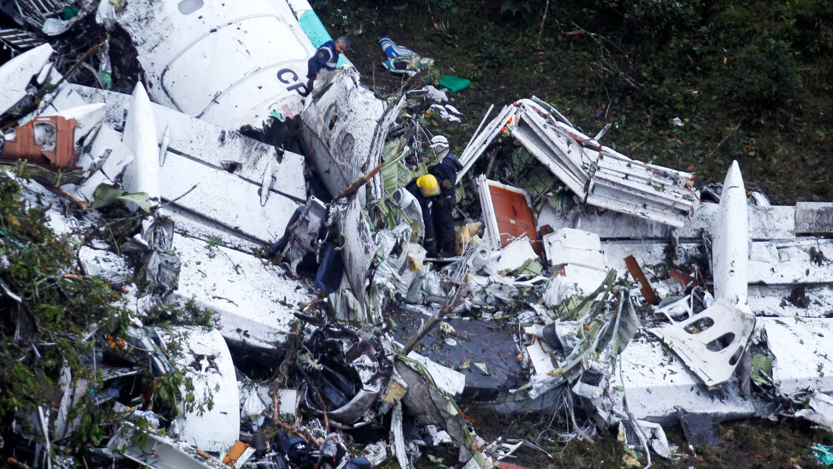 Los restos del avión estrellado en Colombia.