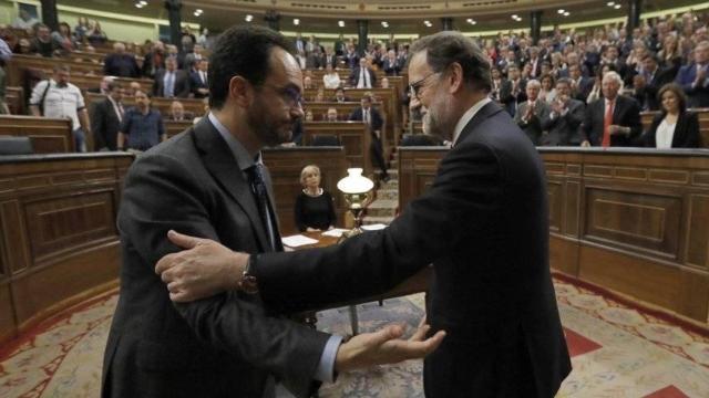 El portavoz del PSOE, Antonio Hernando, saluda a Mariano Rajoy tras su investidura.