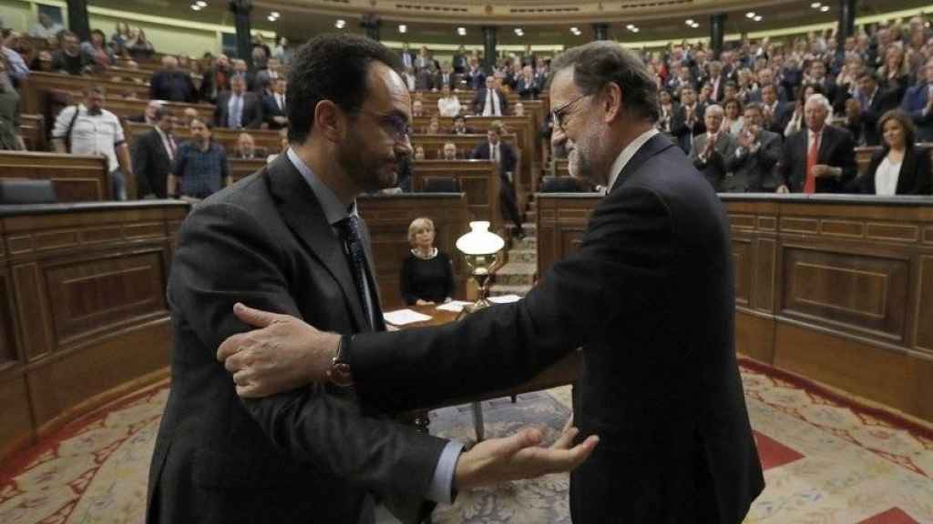 El portavoz del PSOE, Antonio Hernando, saluda a Mariano Rajoy tras su investidura.