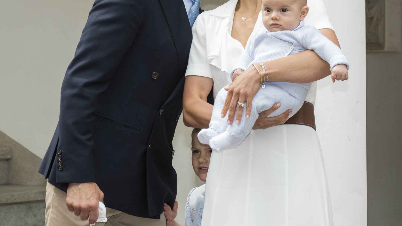 Victoria de Suecia con su marido Daniel y su hijo Oscar.