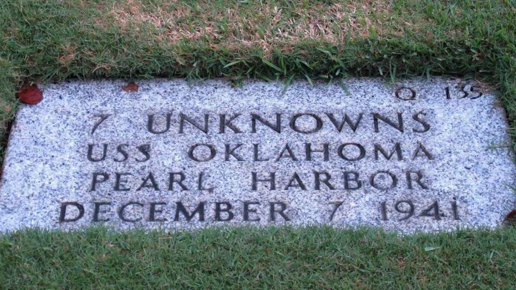 Una lápida sin identificar de una de las cientos de personas que fallecieron en el ataque al buque USS Oklahoma.