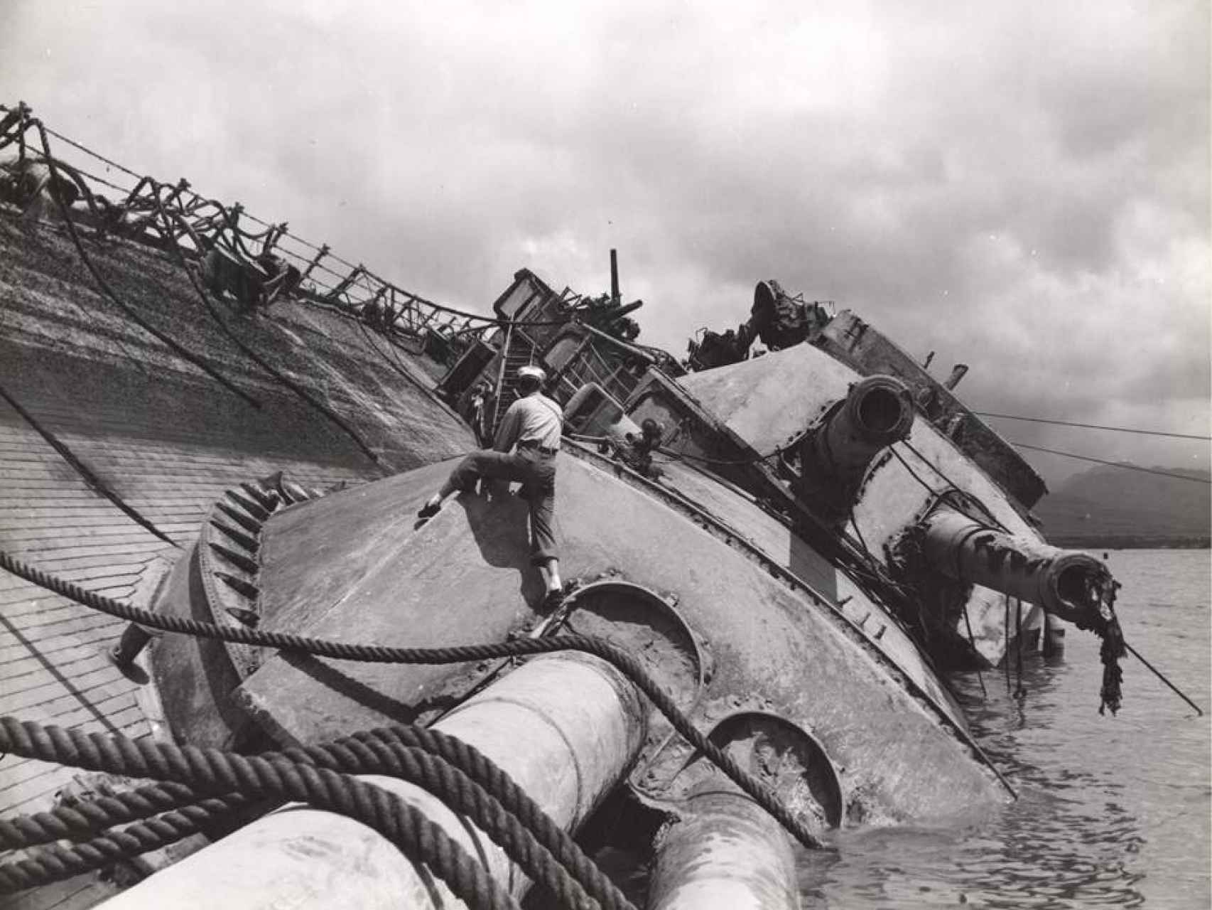 El bombardeo nipón cogió desperezándose en las literas a los 429 tripulantes del USS Oklahoma.