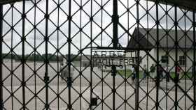 Detalle del portón de Dachau encontrado.