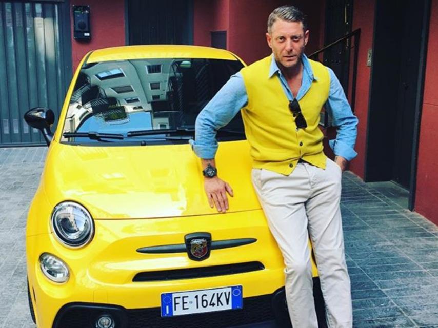 Lapo Elkann, conjuntado con un Fiat 500, uno de los coches de la compañía familiar