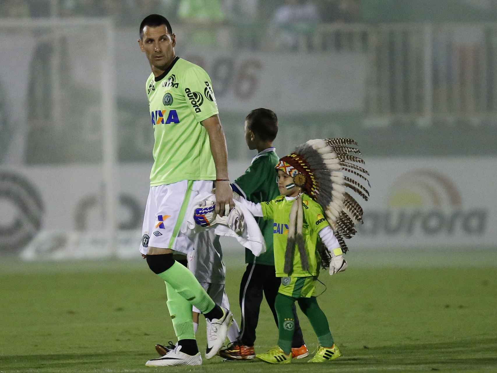 El exportero José Nivaldo Martins Constante, junto a su hijo de 6 años.