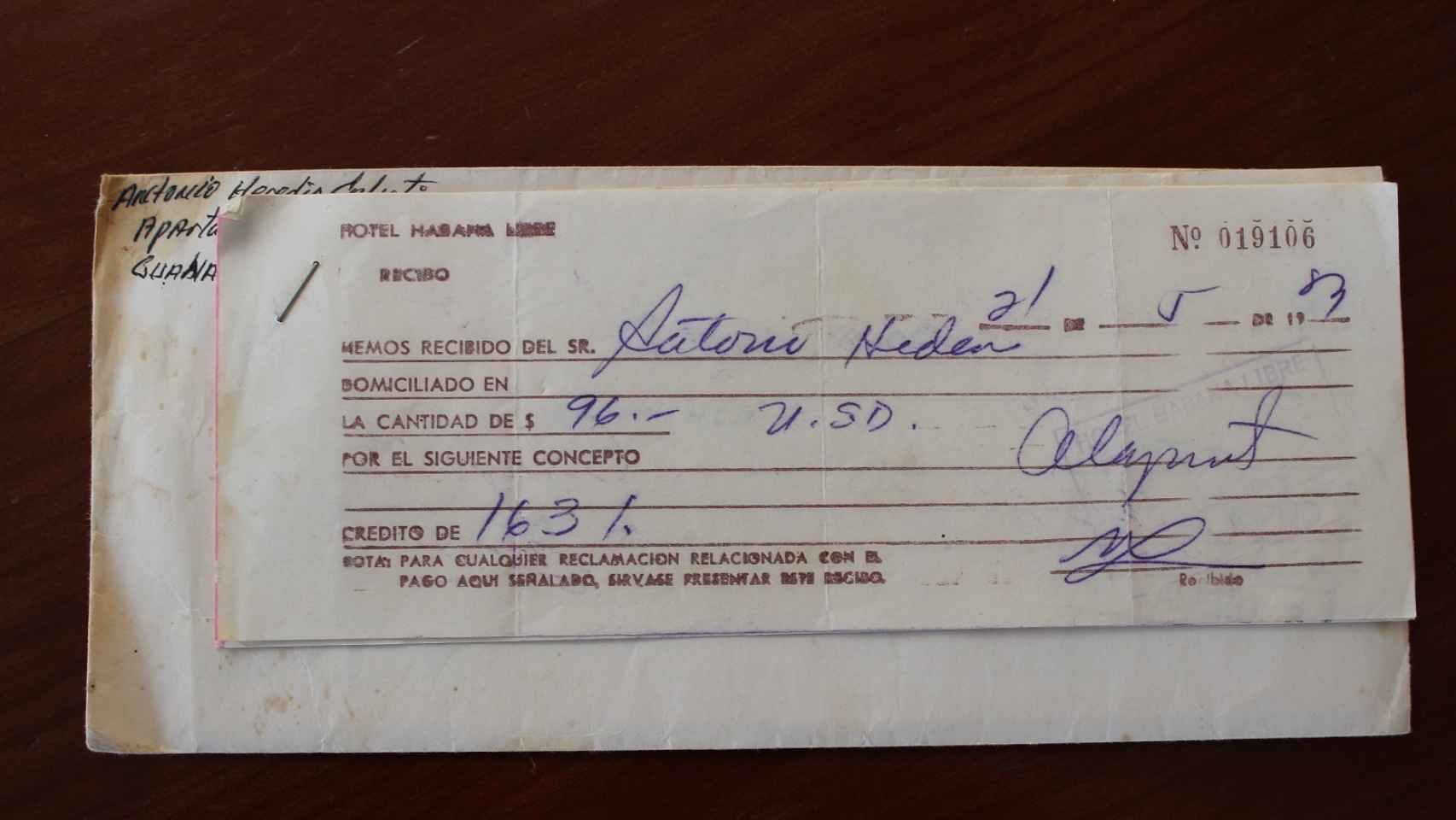 Antonio aún conserva los recibos,pagados en dólares norteamericanos, de su estancia en los mejores hoteles de Cuba.