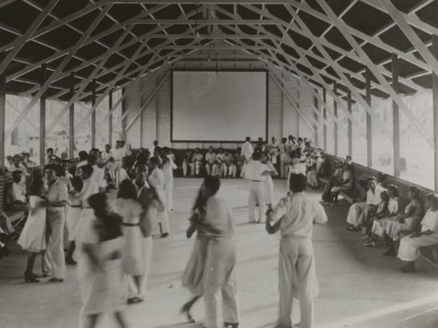 Baile dominical en el Fordlandia Dance Hall.