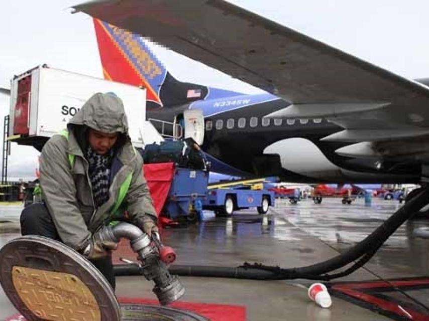 En ocasiones, las aerolíneas de bajo coste se declaran bajas de fuel durante sus vuelos para que las torres de control les den prioridad a la hora de aterrizar.