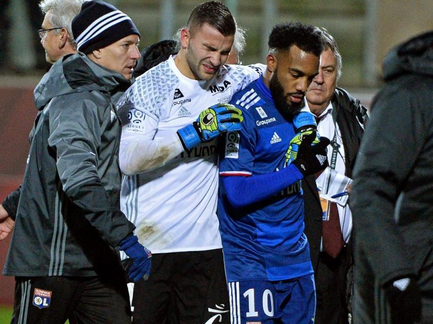 Anthony Lopes al retirarse del terreno de juego ante el Metz.