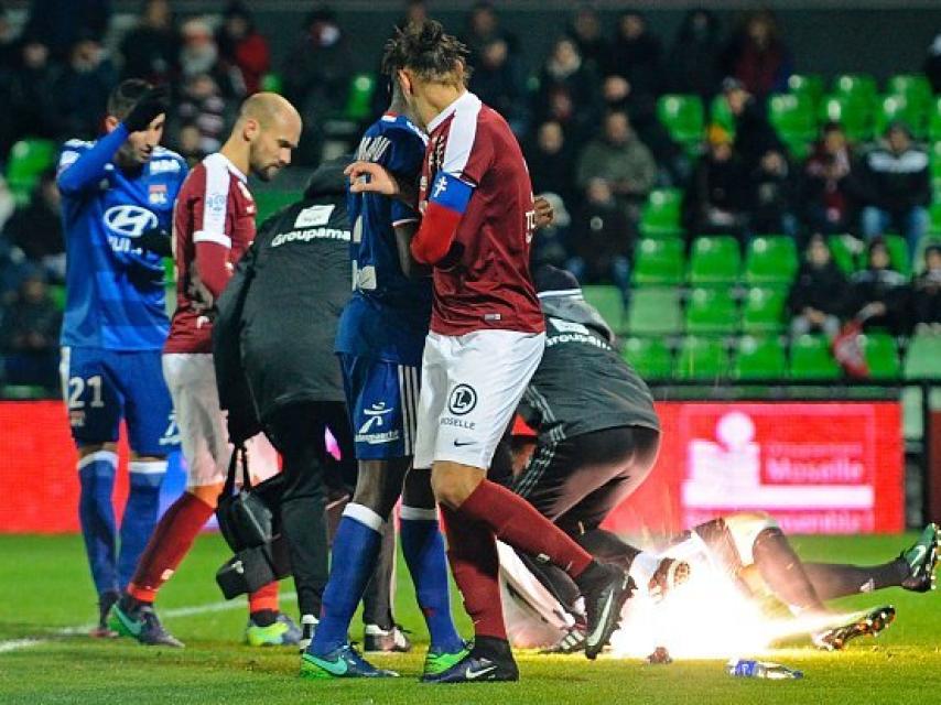 El denigrante petardazo que obligó a suspender el Metz-Lyon