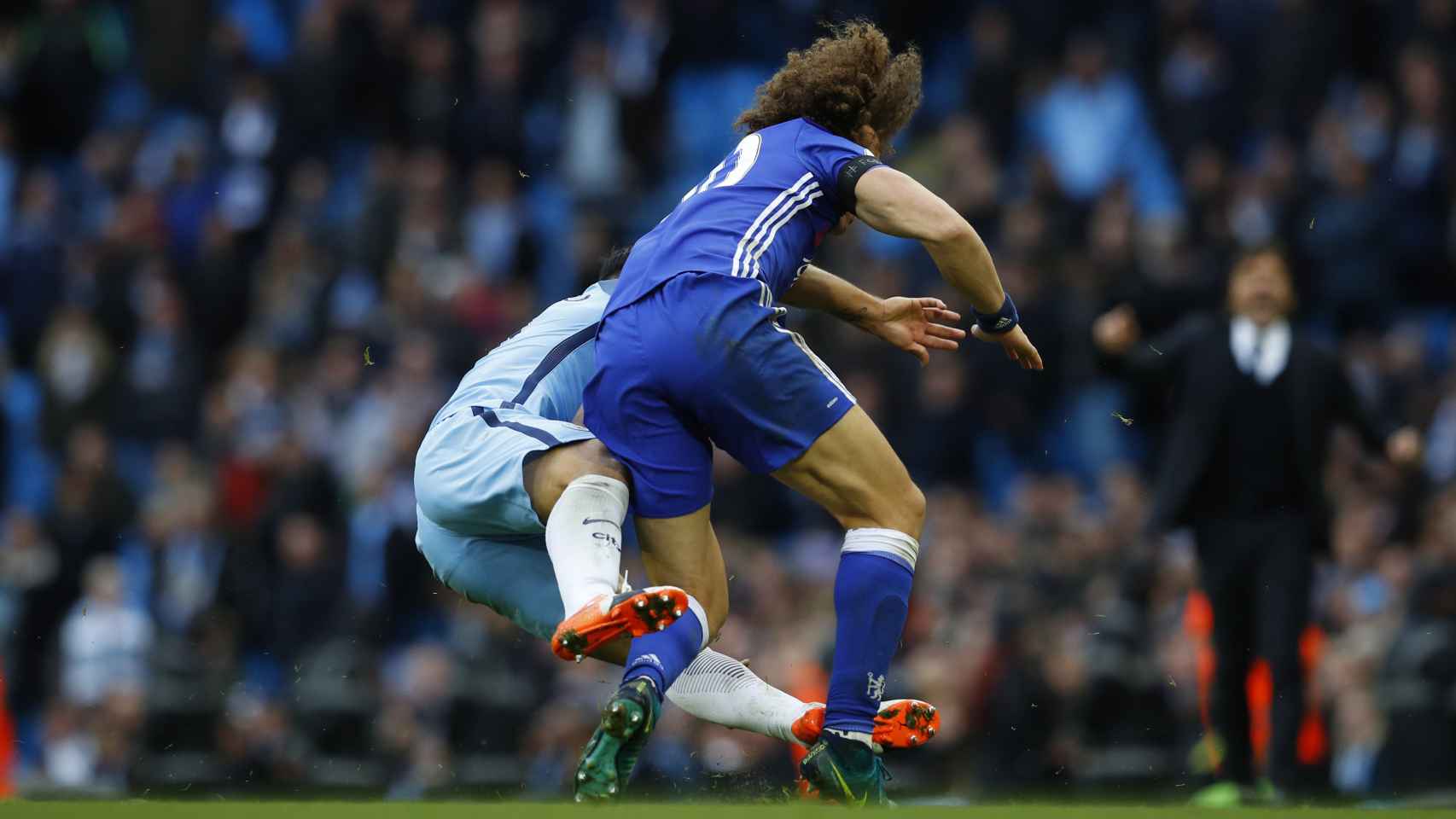 El forcejeo entre Agüero y David Luiz en el Manchester City-Chelsea.