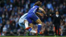 El forcejeo entre Agüero y David Luiz en el Manchester City-Chelsea.