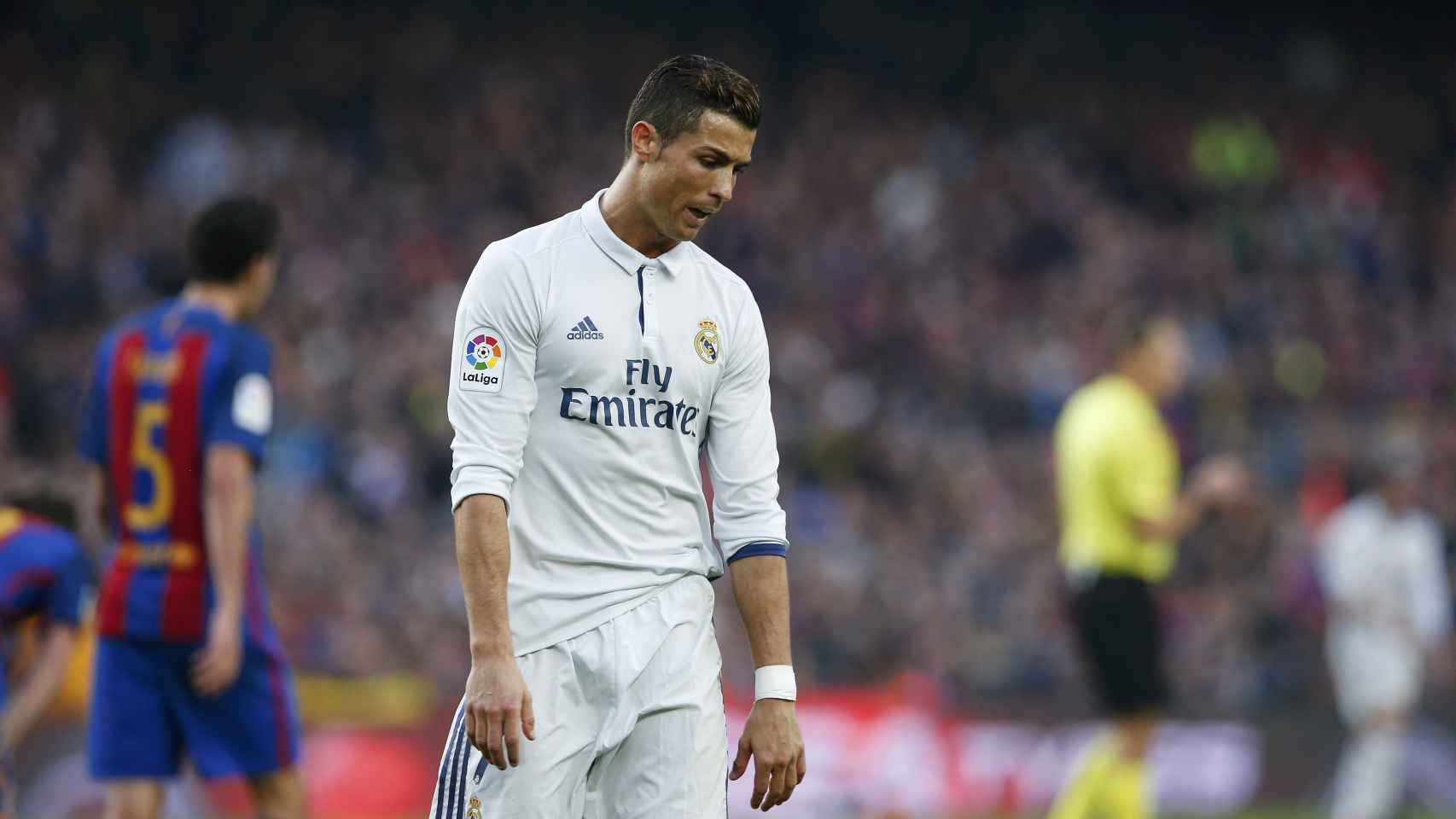 Cristiano Ronaldo se lamenta tras el gol de Luis Suárez.