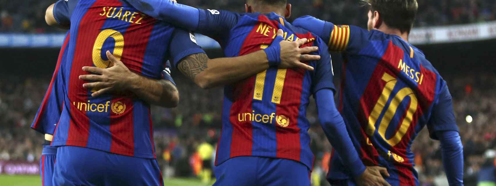 Neymar y Messi celebran un gol junto a Suárez.