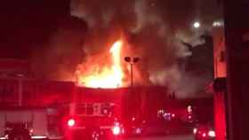 Nueve muertos en el incendio de un almacén que albergaba una fiesta en California