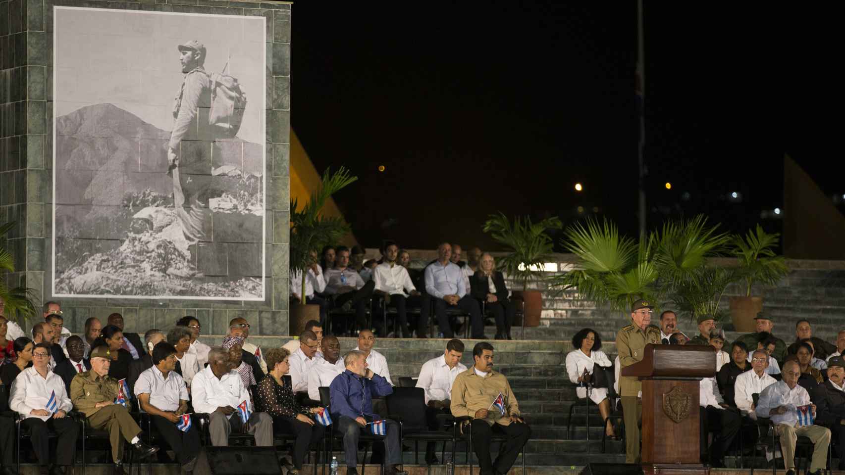 Una foto gigante de Fidel presidió el acto en su honor.