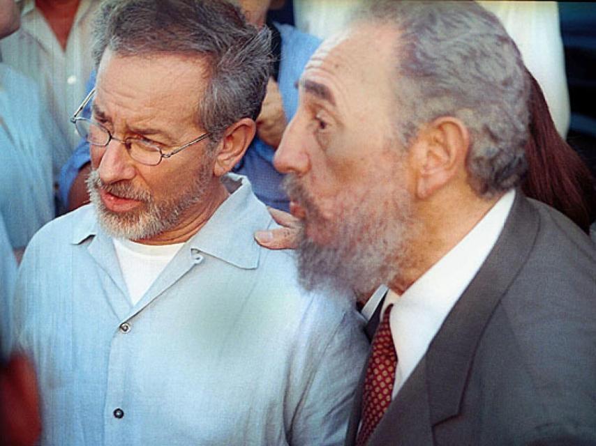 Steven Spielberg con Fidel Castro en noviembre de 2002