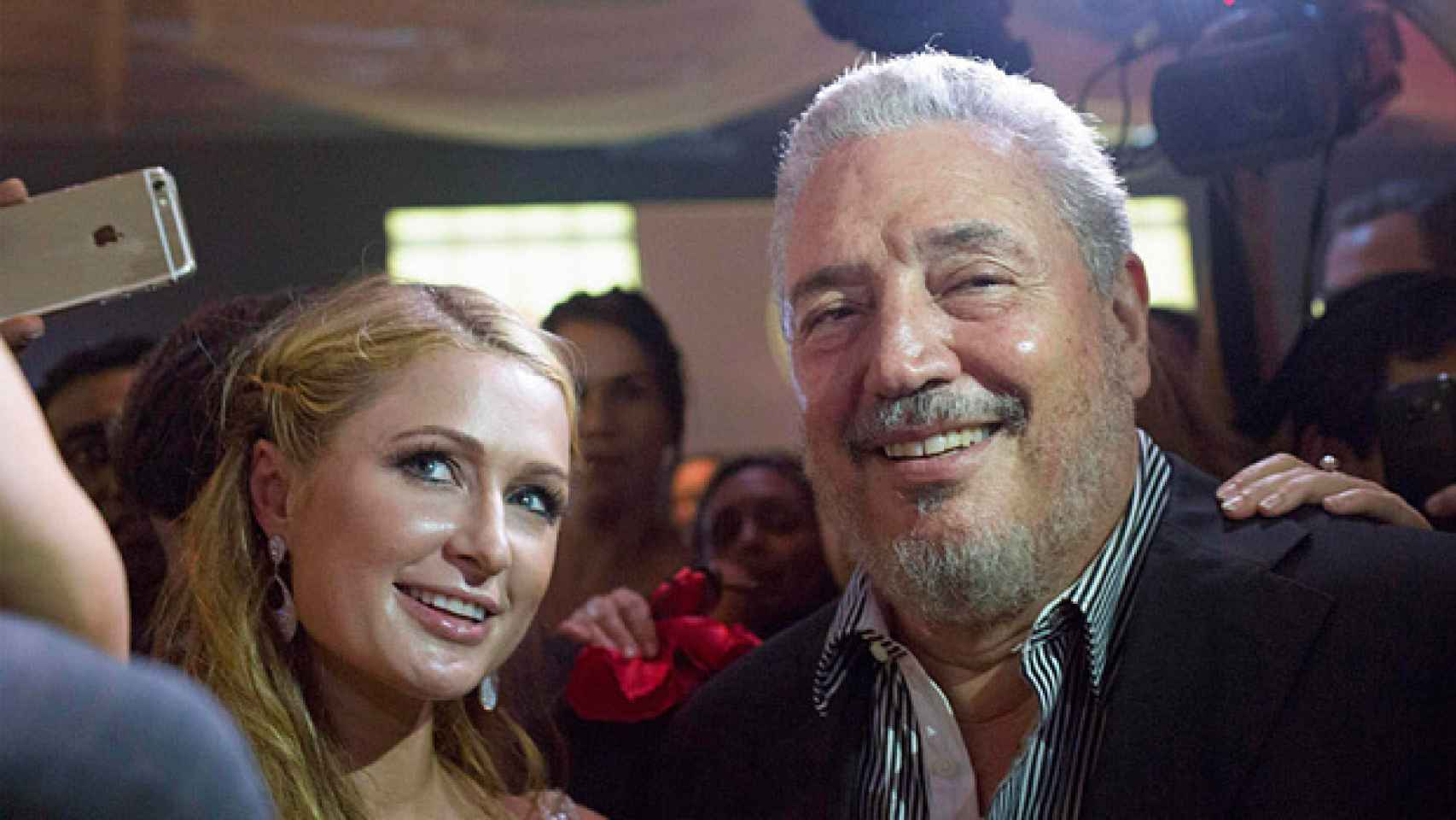 Paris Hilton haciéndose un selfie con Fidel Castro Jr en La Habana