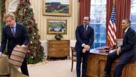 El interiorista Michael Smith (izqda), su pareja el embajador James Costos y Obama en el Despacho Oval
