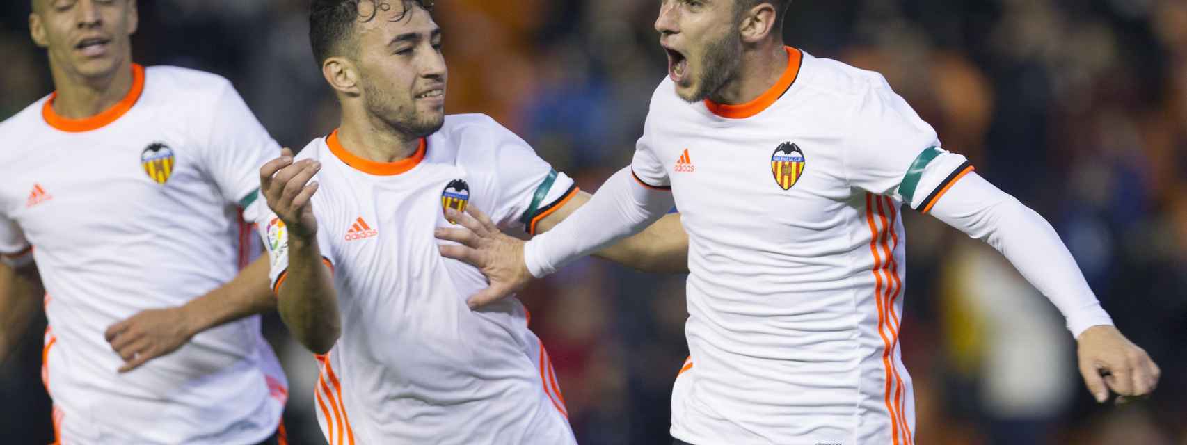 Los jugadores del Valencia celebran el gol de Medrán.