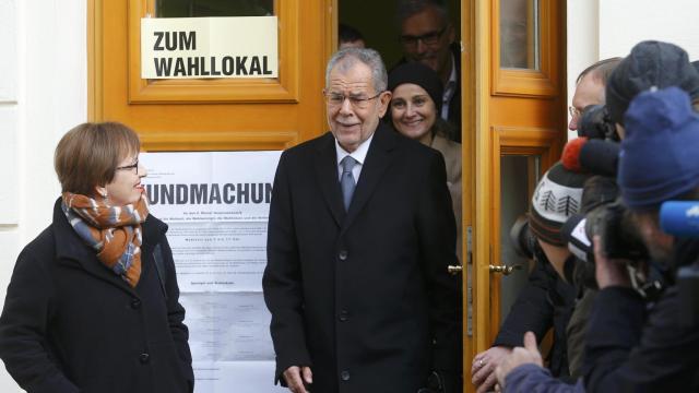 El candidato ecologista Alexander Van der Bellen, a su salida del colegio electoral.