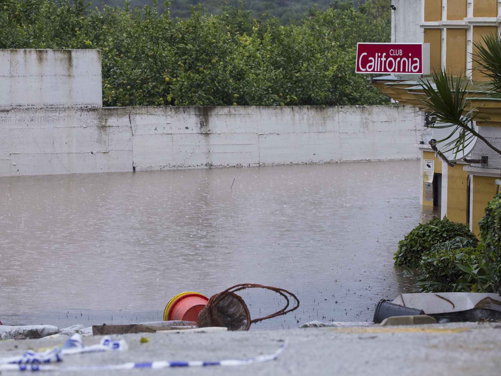 Vista del club California de Estepona inundado tras las lluvias.