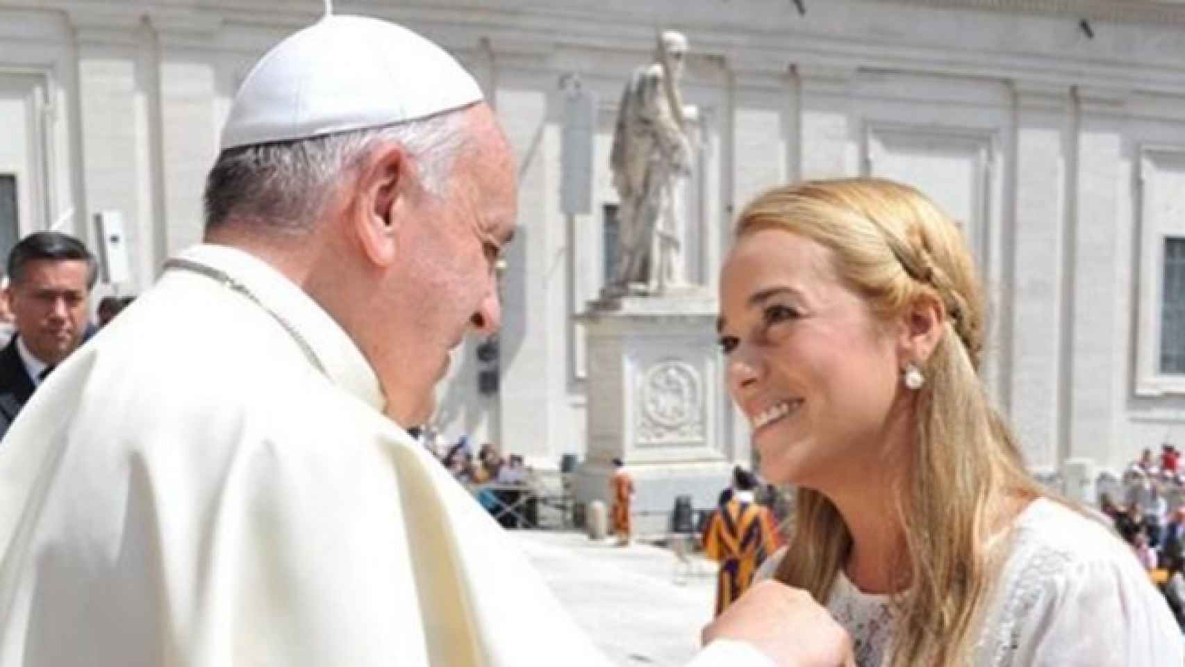Lilian junto al Papa Francisco en 2014.